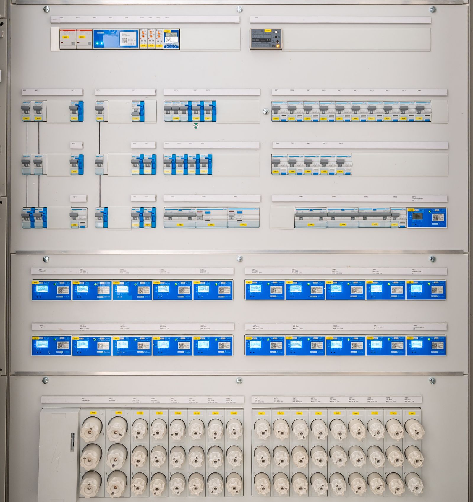 Panel distribusi dengan circuit breaker, fuse, dan komponen proteksi