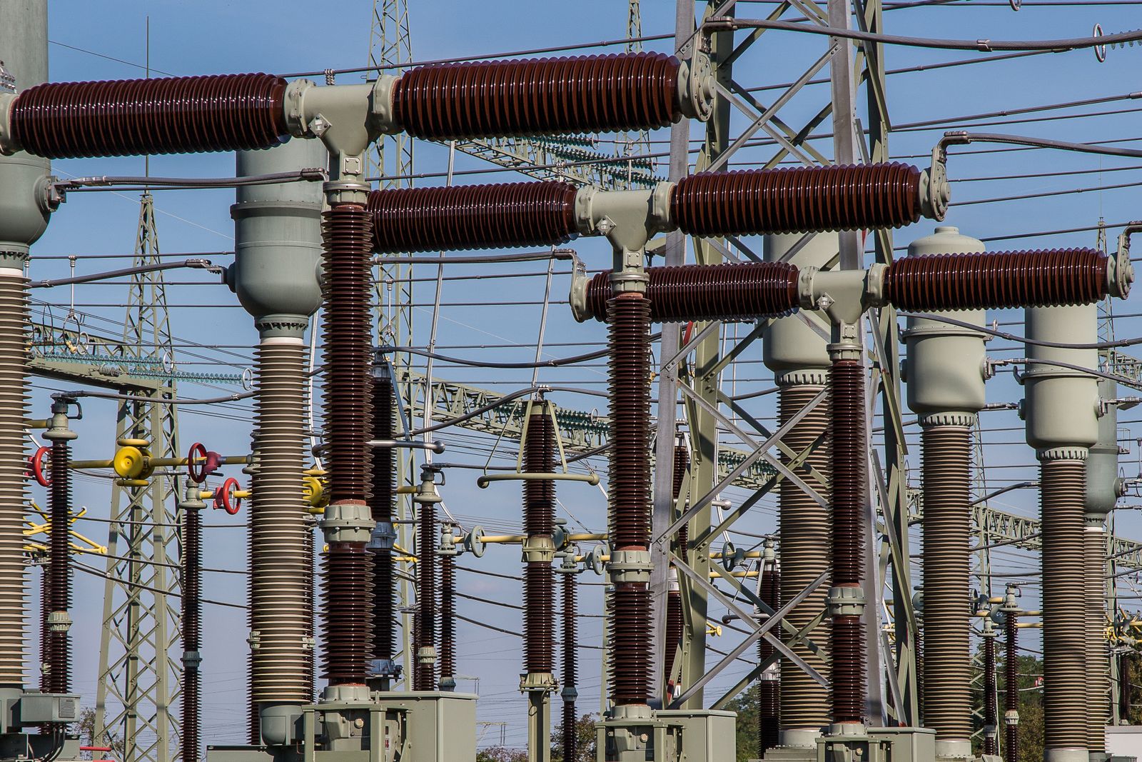 Switchgear & transformer tegangan tinggi di gardu industri